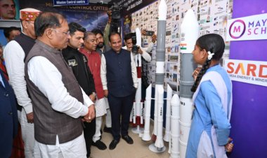 मुख्यमंत्री और श्री शुक्ला ने बच्चों द्वारा तैयार रॉकेट का भी किया सफल प्रक्षेपण