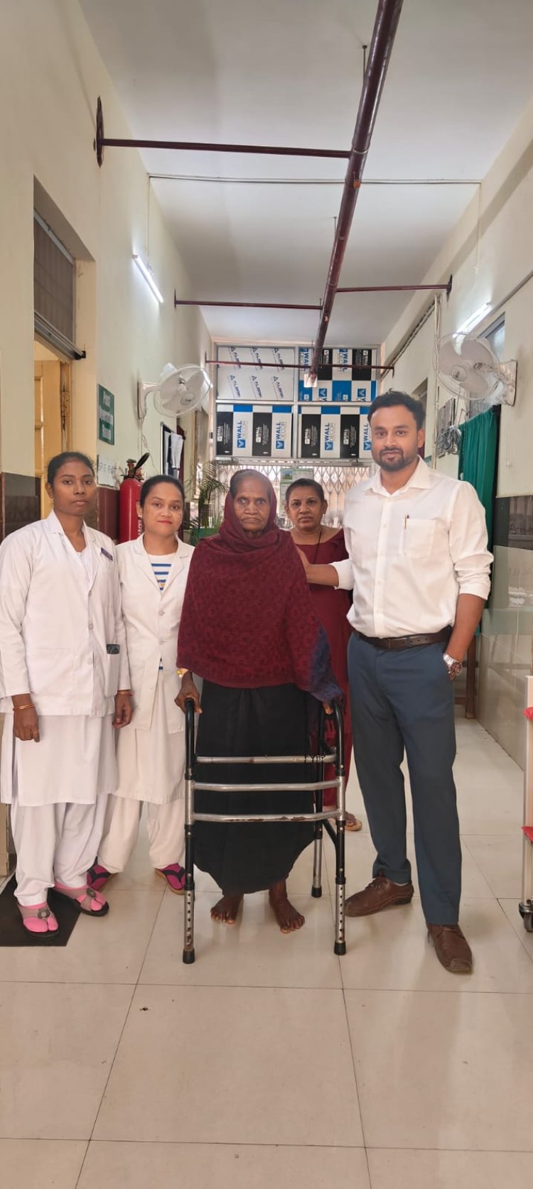 लंबे स्टेम वाले मॉड्यूलर बाइपोलर कृत्रिम कूल्हा प्रत्यारोपण,   'बुजुर्ग महिला की जटिल सर्जरी सिम्स में सफल,  अगले ही दिन चलने लगी मरीज