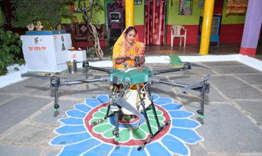 ड्रोन की एक उड़ान और खेत हो जाता है तैयार   एक साल में 7 गांव से 70 गांवों तक पहुंची ड्रोन दीदी चंद्रकली वर्मा