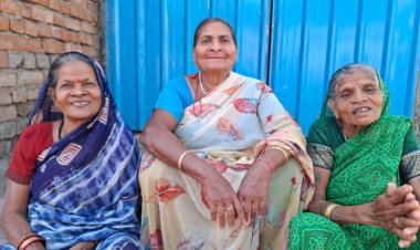 तीन सहेलियां, एक सहारा – महतारी वंदन योजना     पेंशनबाड़ा की तीन बुजुर्ग महिलाओं को हर महीने मिल रही राहत