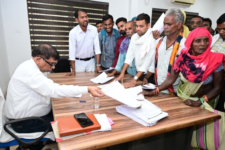 कलेक्टर श्री संजय अग्रवाल के निर्देश पर जिला कार्यालय में आयोजित साप्ताहिक जनदर्शन