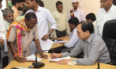 कलेक्टर ने जनदर्शन में सुनी लोगों की समस्याएं  अधिकारियों को दिए त्वरित निराकरण के निर्देश