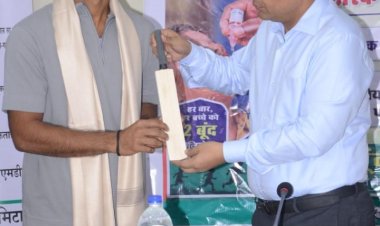 इंडिया ‘A’ टीम में चयनित युवा क्रिकेटर आयुष पांडे का कलेक्ट्रेट में सम्मान