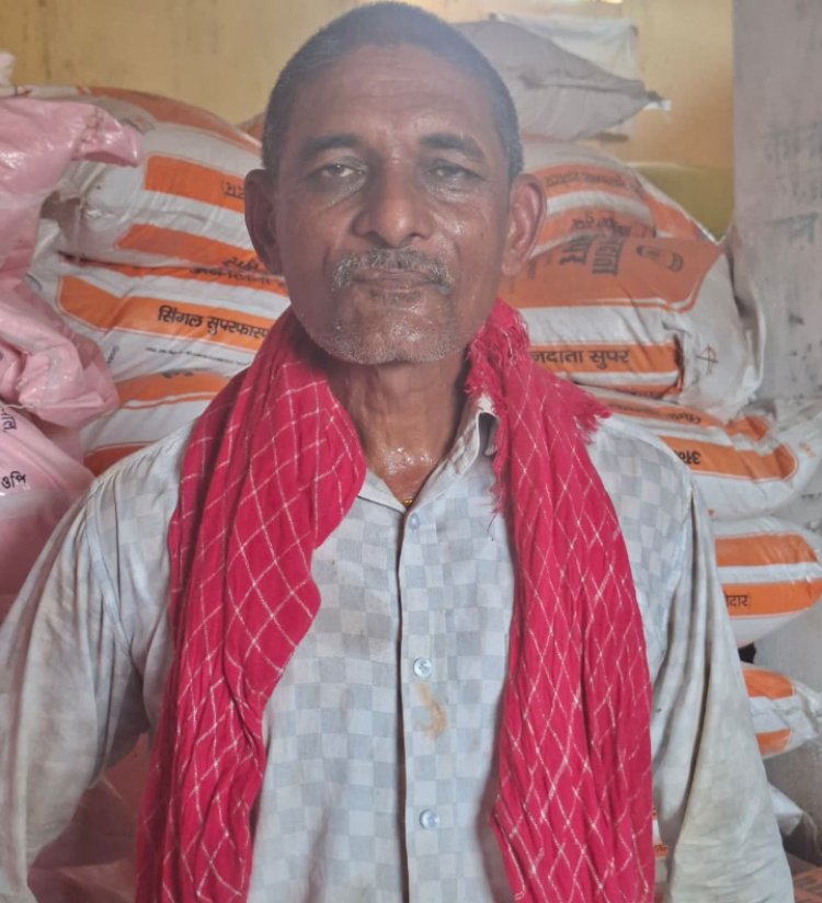 खरीफ सीज़न के लिए समिति केंद्र में किसानों को समय पर मिल रहा उर्वरक