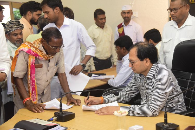 कलेक्टर ने जनदर्शन में सुनी लोगों की समस्याएं  अधिकारियों को दिए त्वरित निराकरण के निर्देश
