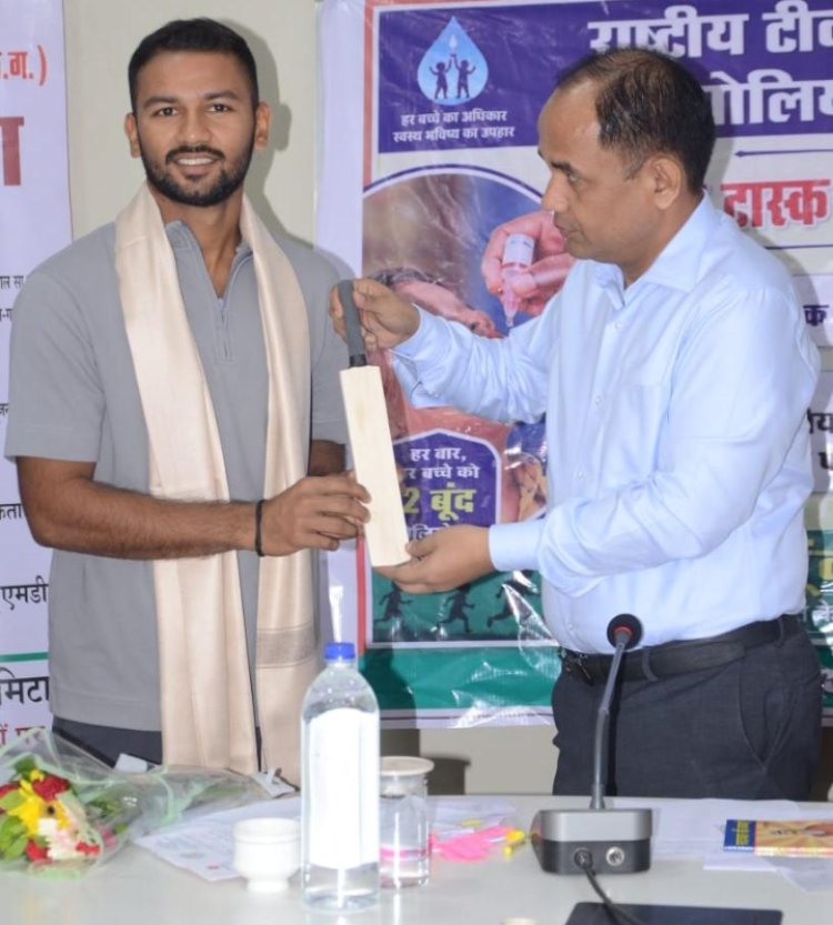 इंडिया ‘A’ टीम में चयनित युवा क्रिकेटर आयुष पांडे का कलेक्ट्रेट में सम्मान