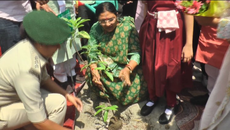 एक पेड़ मां के नाम अभियान के तहत दिया पर्यावरण संरक्षण का संदेश