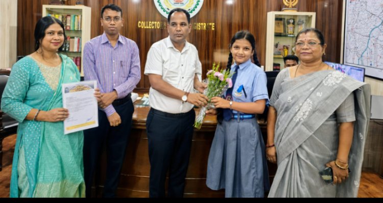 रायपुर की बेटी बनाएगी सैटेलाइट, कलेक्टर ने प्रेरक पुस्तक व पुष्पगुच्छ भेंट कर किया सम्मानित