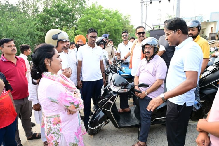 स्कूटी से शहर का निरीक्षण करने निकले उप मुख्यमंत्री श्री अरुण साव