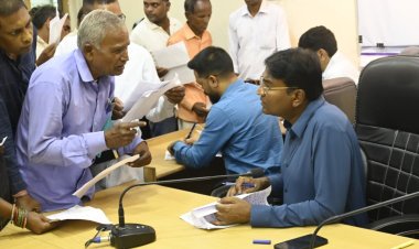 जनदर्शन में सुनी लोगों की समस्याएं  अधिकारियों को दिए त्वरित निराकरण के निर्देश