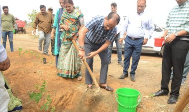 वीबी जीरामजी अधिनियम लागू   कलेक्टर ने की श्रमिकों से मुलाकात, दी शुभकामनाएं