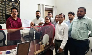 सर्पदंश राहत प्रकरणों में निर्दोष अधिकारियों के संरक्षण की मांग  प्रशासनिक सेवा संघ ने मुख्यमंत्री के नाम संभागायुक्त को सौंपा ज्ञापन