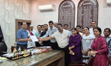 पुरानी कम्पोजिट बिल्डिंग की समस्याओं के निराकरण हेतु कर्मचारी संगठन ने कलेक्टर को सौंपा ज्ञापन