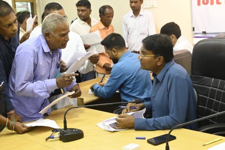 जनदर्शन में सुनी लोगों की समस्याएं  अधिकारियों को दिए त्वरित निराकरण के निर्देश