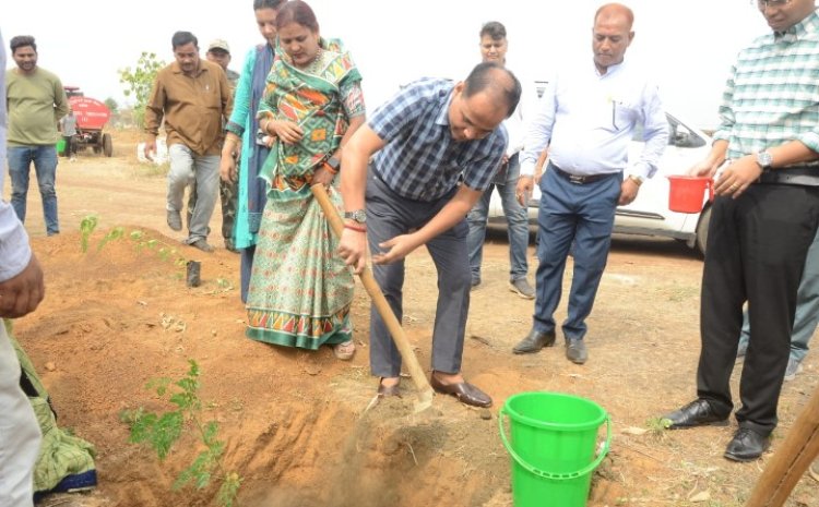 वीबी जीरामजी अधिनियम लागू   कलेक्टर ने की श्रमिकों से मुलाकात, दी शुभकामनाएं