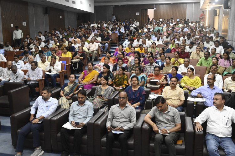 शिक्षक सिर्फ शिक्षा देने का कार्य नहीं करते, बल्कि समाज में संस्कार गढ़ते हैं : कलेक्टर श्री संजय अग्रवाल