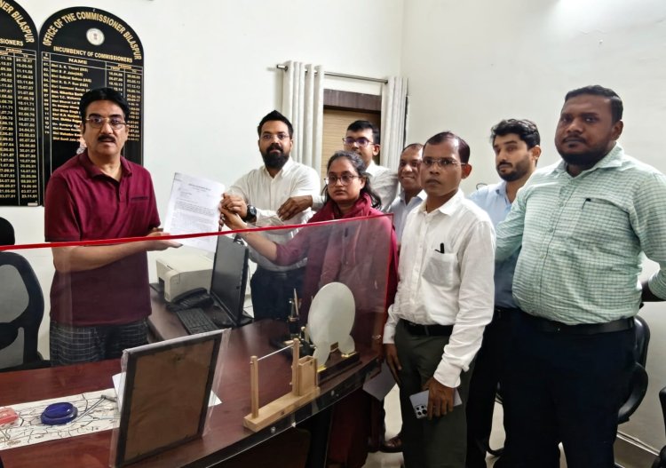 सर्पदंश राहत प्रकरणों में निर्दोष अधिकारियों के संरक्षण की मांग  प्रशासनिक सेवा संघ ने मुख्यमंत्री के नाम संभागायुक्त को सौंपा ज्ञापन