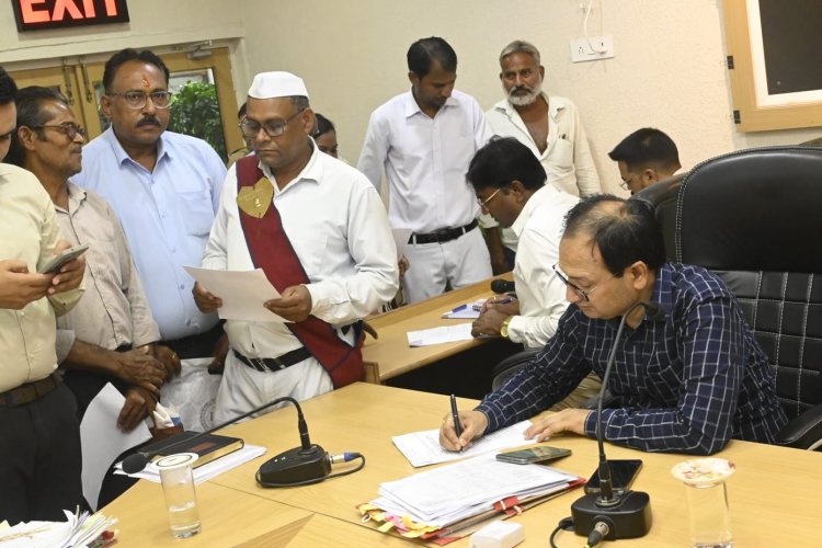 जनदर्शन में सुनी लोगों की समस्याएं  अधिकारियों को दिए त्वरित निराकरण के निर्देश