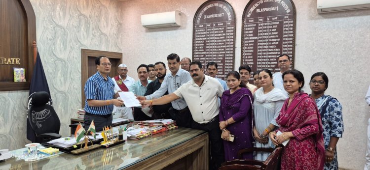 पुरानी कम्पोजिट बिल्डिंग की समस्याओं के निराकरण हेतु कर्मचारी संगठन ने कलेक्टर को सौंपा ज्ञापन