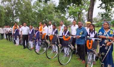 सरस्वती साइकिल योजना के तहत 37 छात्राओं को मिली निःशुल्क साइकिलें