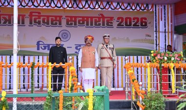 उप मुख्यमंत्री श्री अरुण साव ने ध्वजारोहण कर परेड की सलामी ली