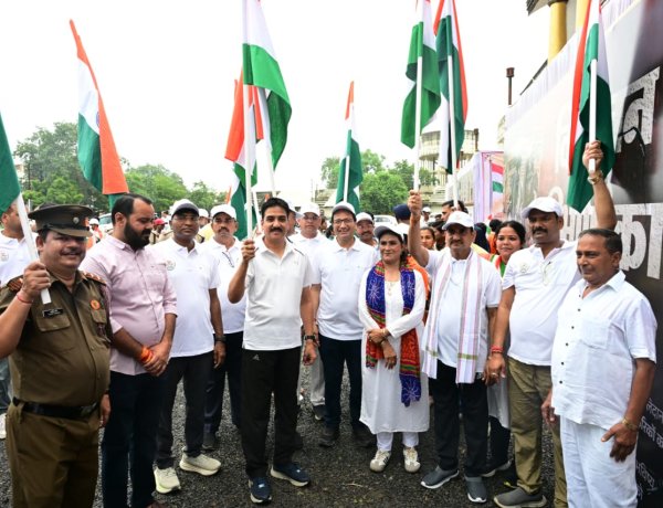 केंद्रीय राज्य मंत्री श्री तोखन साहू सहित जनप्रतिनिधियों, अधिकारियों, विद्यार्थियों और नागरिकों ने लगाई स्वतंत्रता दौड़